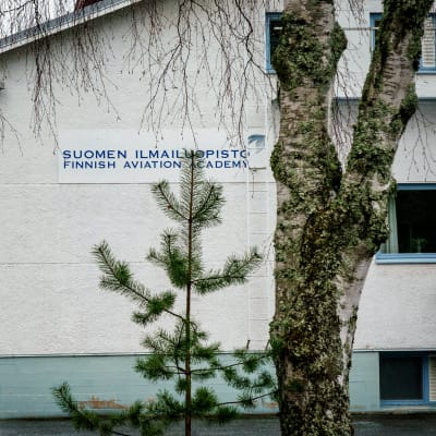 Suomen Ilmailuopiston rakennuksen pääty, jossa teksti "Suomen Ilmailuopisto".