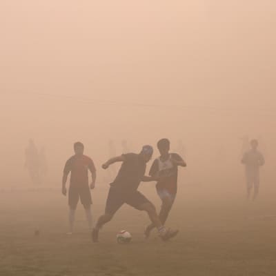 Fotboll i smog i New Delhi.