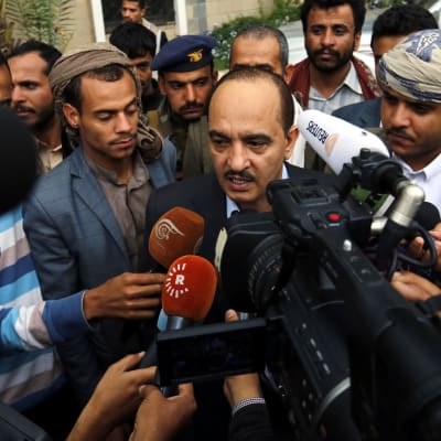 Jemenin huthikapinallisten edustaja Yahya Douaid puhui tiedotusvälineille Sanaassa keskiviikkona ennen lähtöä rauhanneuvotteluihin Kuwaitiin.