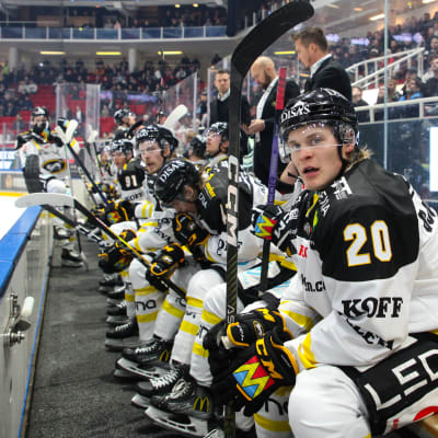 Spelare på Kärpäts bänk.