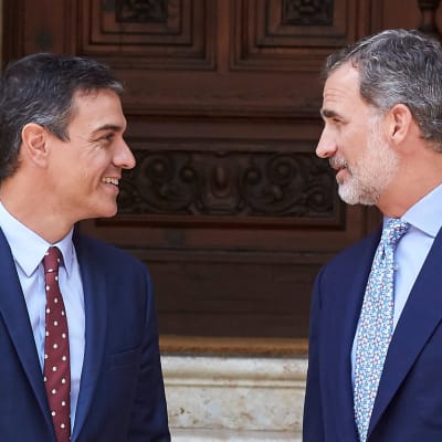Spaniens premiärminister Pedro Sanchez (t.v) och Spaniens kung Felipe VI och 7.8.2019 