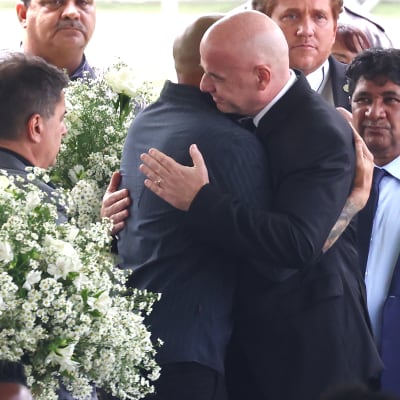 Fifan puheenjohtaja Gianni Infantino Pelén hautajaisissa.