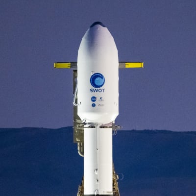 Satellit klar för uppskjutning på en rymdbas.