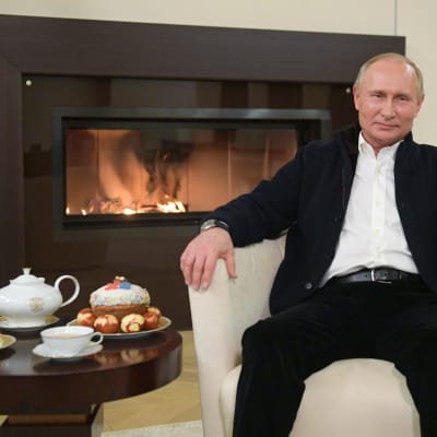 Putin höll sitt tal intill en brasa och med ryska påskläckerheter på bordet. 