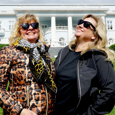 Ingert Nilsson och Maria Sid framför vit herrgård.