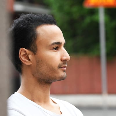 Rahul Raj poserar i Rödbergen.