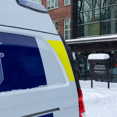 Tampereen oikeustalo ja poliisiauto etualalla 