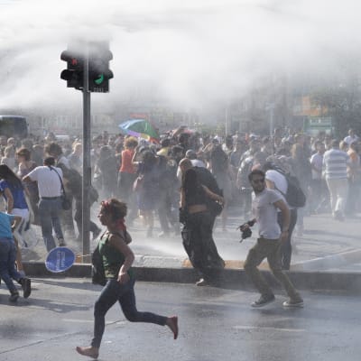 Polisen attackerar prideparaden i Istanbul med vattenkanoner 28.6.2015.