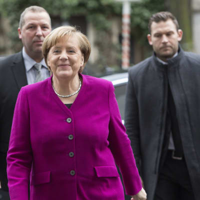Angela Merkel anländer till socialdemokraternas högkvarter Willy-Brandt-Haus i Berlin för dagens regeringssonderingar. 