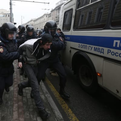Rysk polis griper ung aktivist i centrum av Moskva 2.4.2017.