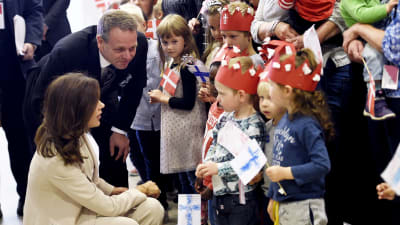 Kronprinsessan av Danmark Mary hälsar på barn tillsammans med Helsingfors borgmästare Jan Vapaavuori