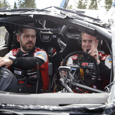 Esapekka Lappi ja Janne Ferm ajoivat romuttuneella autolla maalin Jyväskylän MM-rallissa 2022.