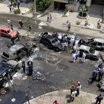 Egyptiska säkerhetssyrkor inspekterar området där Egyptens riksåklagare Hisham Barakat utsattes för ett bombdåd i Kairo på måndag förmiddag.