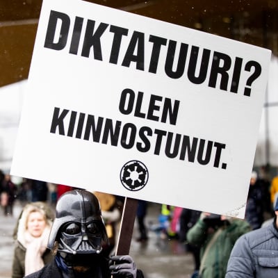 Mielenosoittajia Kansalaistorilla Helsingissä.