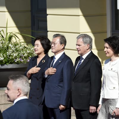 President Sauli Niinistö och Sydkoreas president Moon Jae-In med gemål utanför presdientens palats i Helsingfors.