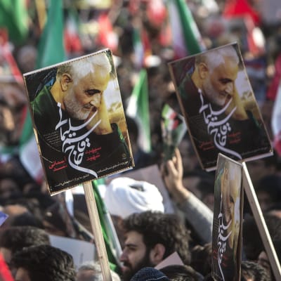Iran har utfört missilattacker mot irakiska baser som används av USA som hämnd för mordet på toppgeneralen Qasem Soleimani i fredags 