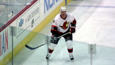 Mike Sillinger i Ottawa Senators spelskjorta.