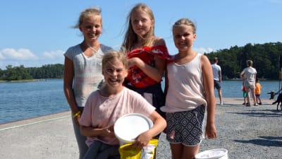 Fyra flickor står vid bryggan i Hitis.