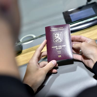 En person håller i Finlands pass.