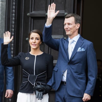 Prinsessan Marie och prins Joachim vinkar.