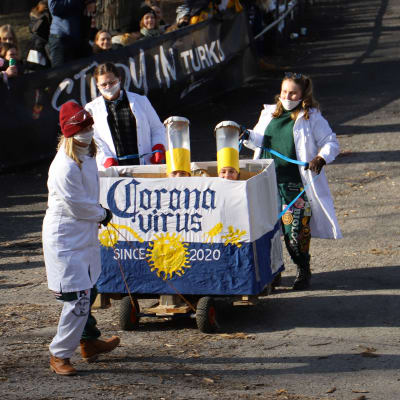 En pulka med texten Corona virus.