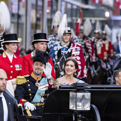 Kronprins Frederik av Danmark och hans hustru kronprinsessan Mary åkte droska genom Köpenhamn och hyllades av folket på Frederiks femtioårsdag.