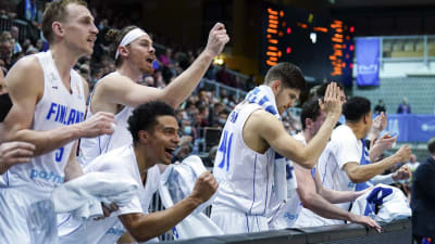 Finlands basketherrar jublar efter seger över Slovenien.