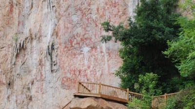 Klippmålningarna togs sommaren 2016 med på Unescos lista över världsarv. Bara forskare har tillträde till gångbron som har uppförts invid dem som är målade nära klippans fot.