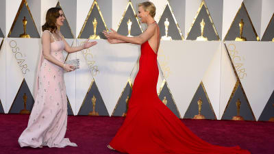 Emily Blunt och Charlize Theron på Oscarsgalans röda matta 2016.