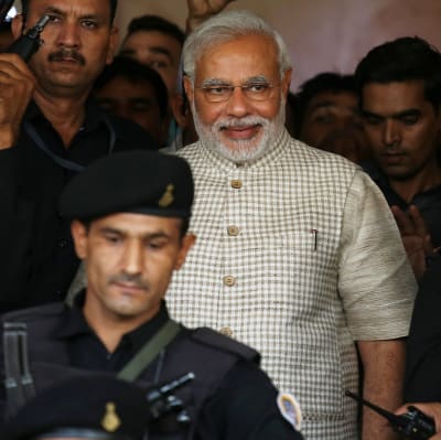 BJP-ledaren Narendra Modi vaktas av soldater.