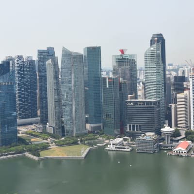 Korkeita rakennuksia Singaporessa.