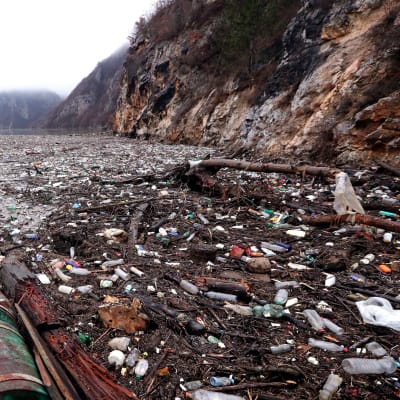 Vesivoimalaitoksen keinotekoinen järvi Drina-joella, peittynyt roskaan.