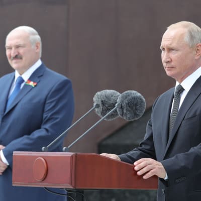 Putin till höger, Lukasjenko till vänster.
