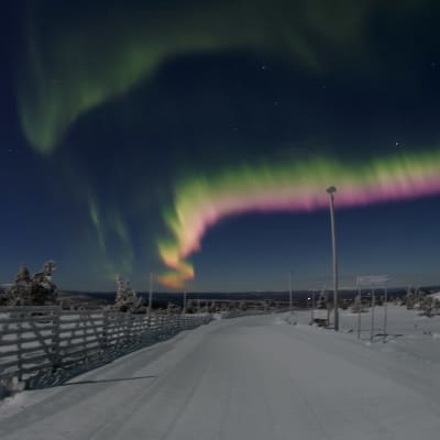 Revontulet loimuavat Kittilän taivaalla