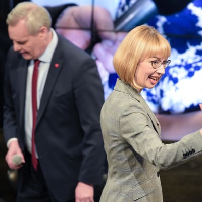 Tytti Tuppurainen vinkar och Antti Rinne syns i bakgrunden.