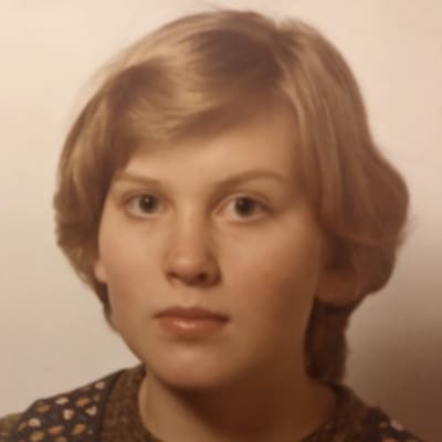 Anu Vehviläinen koulukuvassa vuonna 1975. 