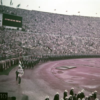 Finlands lag marscherar in på Olympiastadion under invigningen 1952.