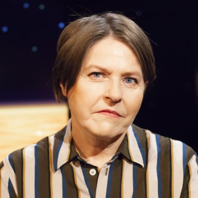 Politiker Heidi Hautala med randig klänning i tv-studion.