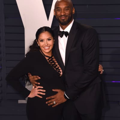 Vanessa och Kobe Bryant på röda mattan. Kobe håller om Vanessas gravida mage.