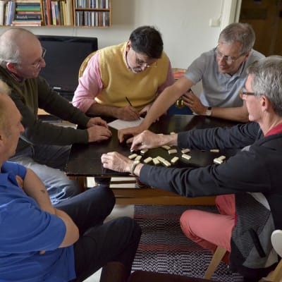 Pio, Bob, Benito, Steve och Adolfo spelar domino i Helsingfors