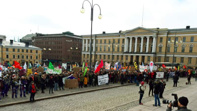 Protestmöte mot nedskärningarna i studiestödet på Senatstorget i Helsingfors.