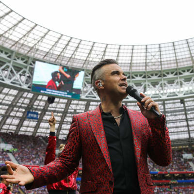 Robbie Williams laulaa stadionilla.
