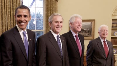 Fyra av USA:s tidigare presidenter på rad. Jimmy Carter, Barack Obama, George W. Bush och Bill Clinton