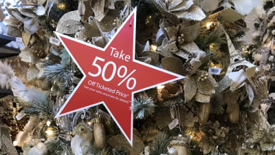 50% rabatt redan på juldekorationerna i varuhus i New York