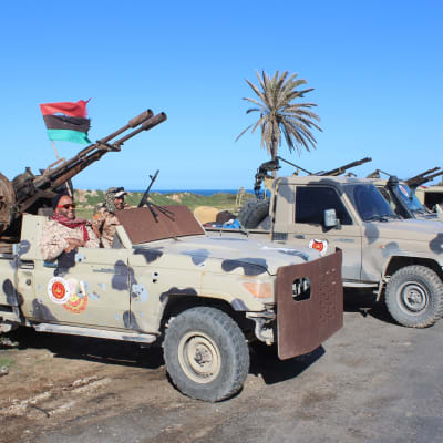 Rebeller som uppges vara från Misrata samlades i Tripoli den 6 april för att stöda regeringen i Tripoli.