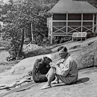László Moholy-Nagy ja Alvar Aalto lapsen kanssa kalliolla.