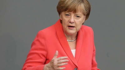 Tysklands förbundskansler Angela Merkel inledde debatten om det tredje nödlånet till Grekland i parlamentet på förmiddagen 17 juli.