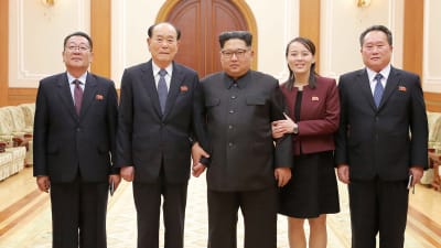 Kim Jong-Un tillsammans med sin syster och den nordkoreanska delegationen som besökte vinter-OS i Sydkorea år 2018.