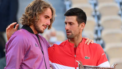 Novak Djokovic tröstar sin motståndare Stefanos Tsitsipas.