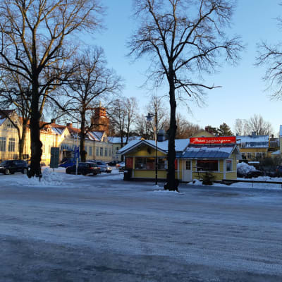 Hus i stadscentrum på vintern.